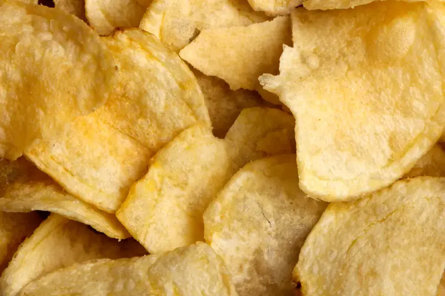 Batatas chips artesanais em uma tigela sobre fundo rústico